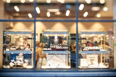 Juwelier Vanhoutteghem Portus Ganda, bezoek onze winkel aan de overkant van de straat