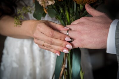 Trouwringen en verlovingsringen met betekenis in Gent: het verhaal van Julie & Jochen